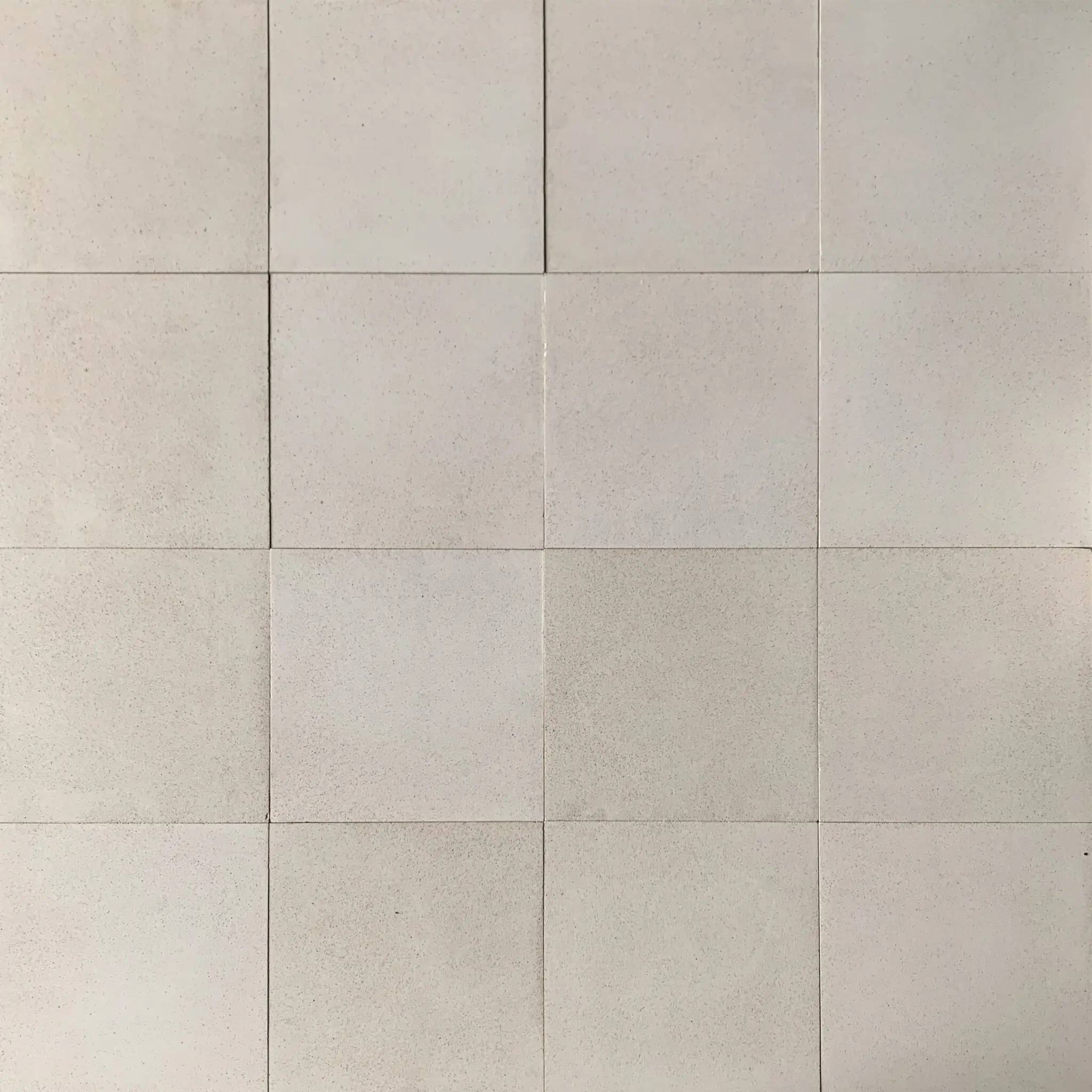 enfärgat cementgolv i olika nyanser av vitt