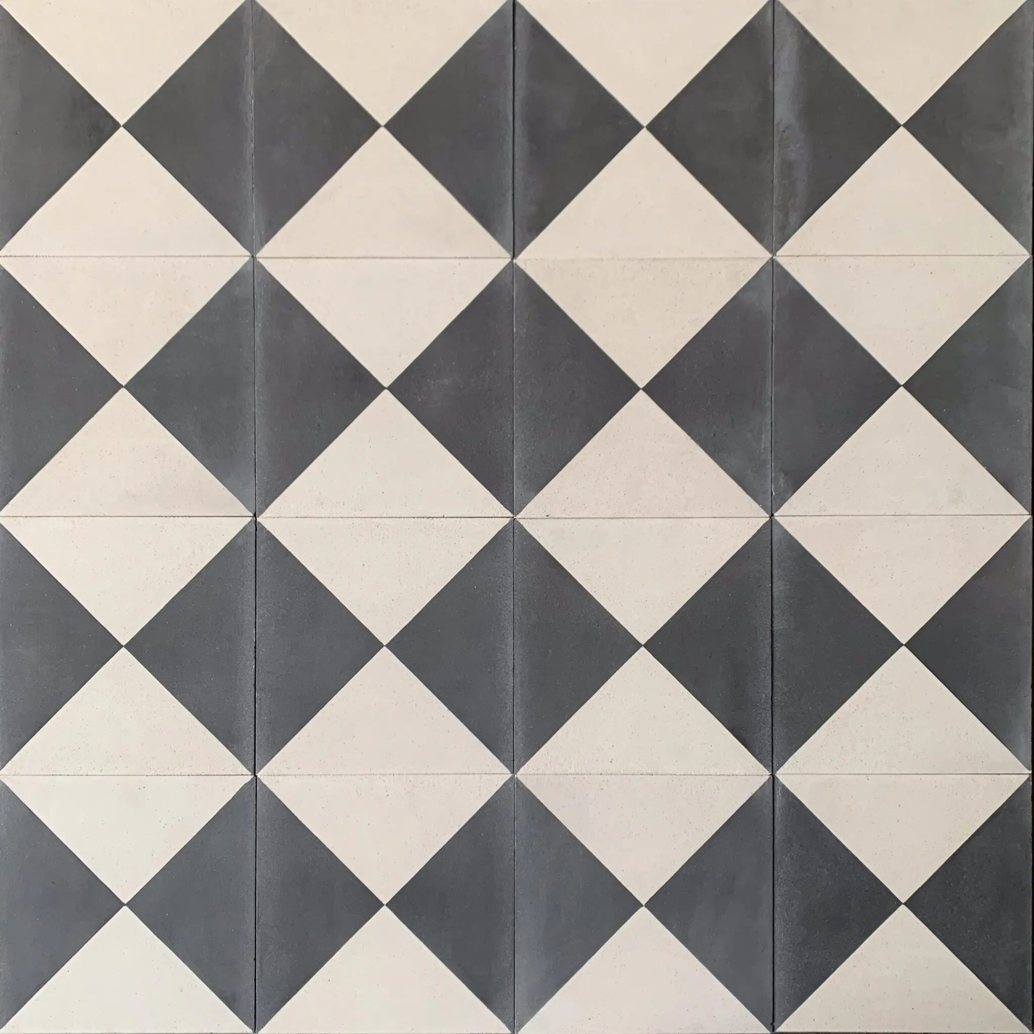 cementgolv med schakrutor i svart och vitt