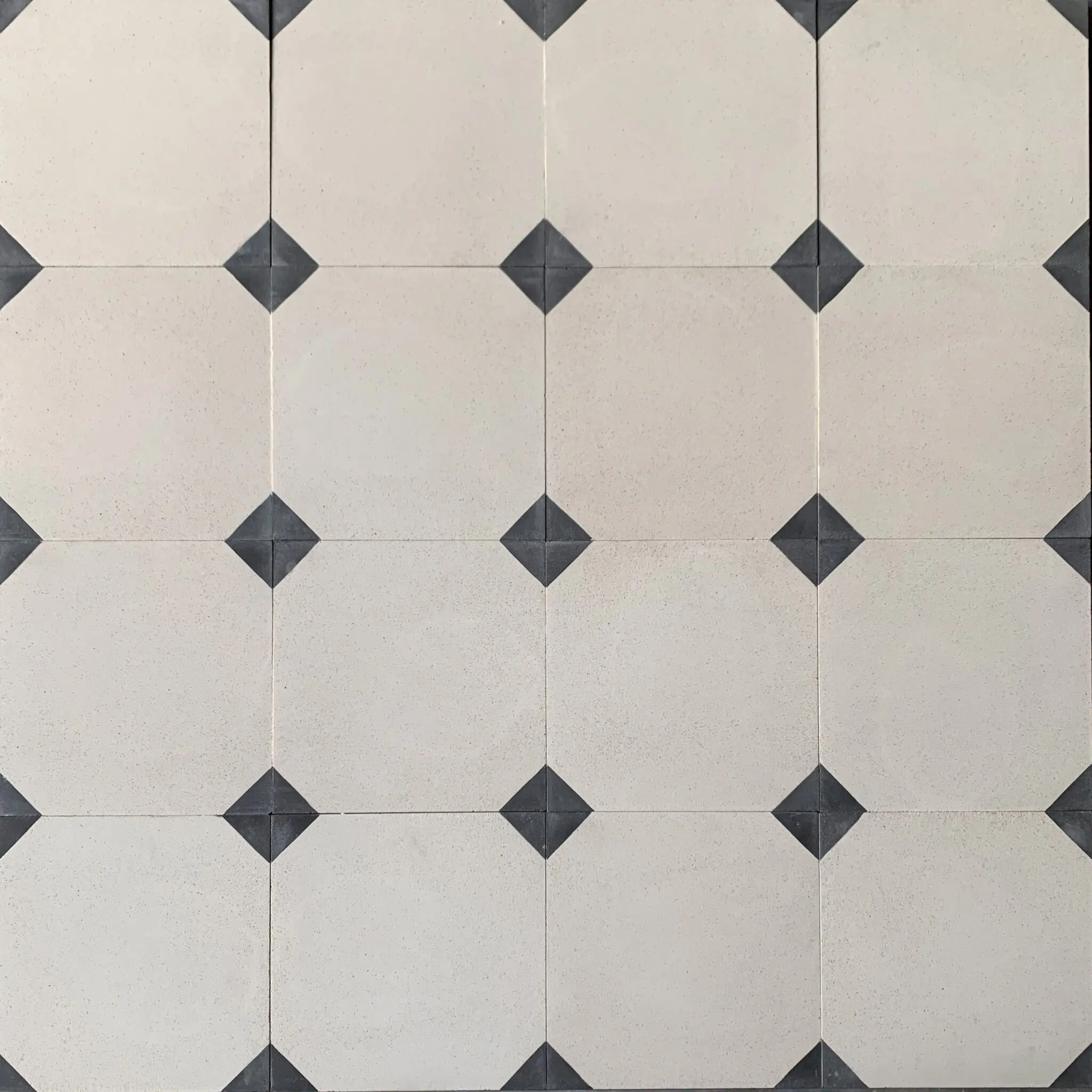 klassiskt mönstrat cementgolv med insert i svart och vitt