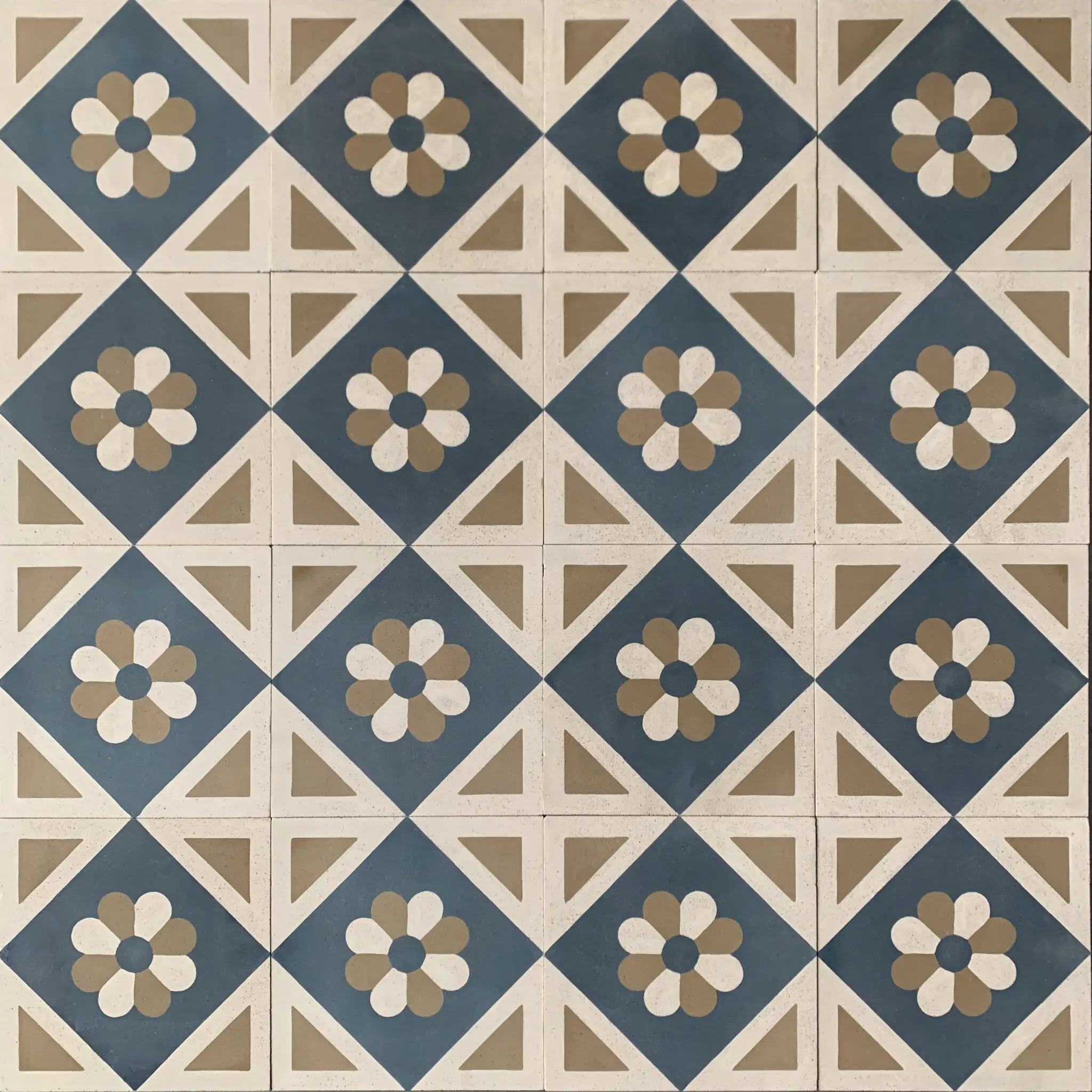 cementgolv i geometriskt mönster med blommor i blått, vitt och olivgrönt