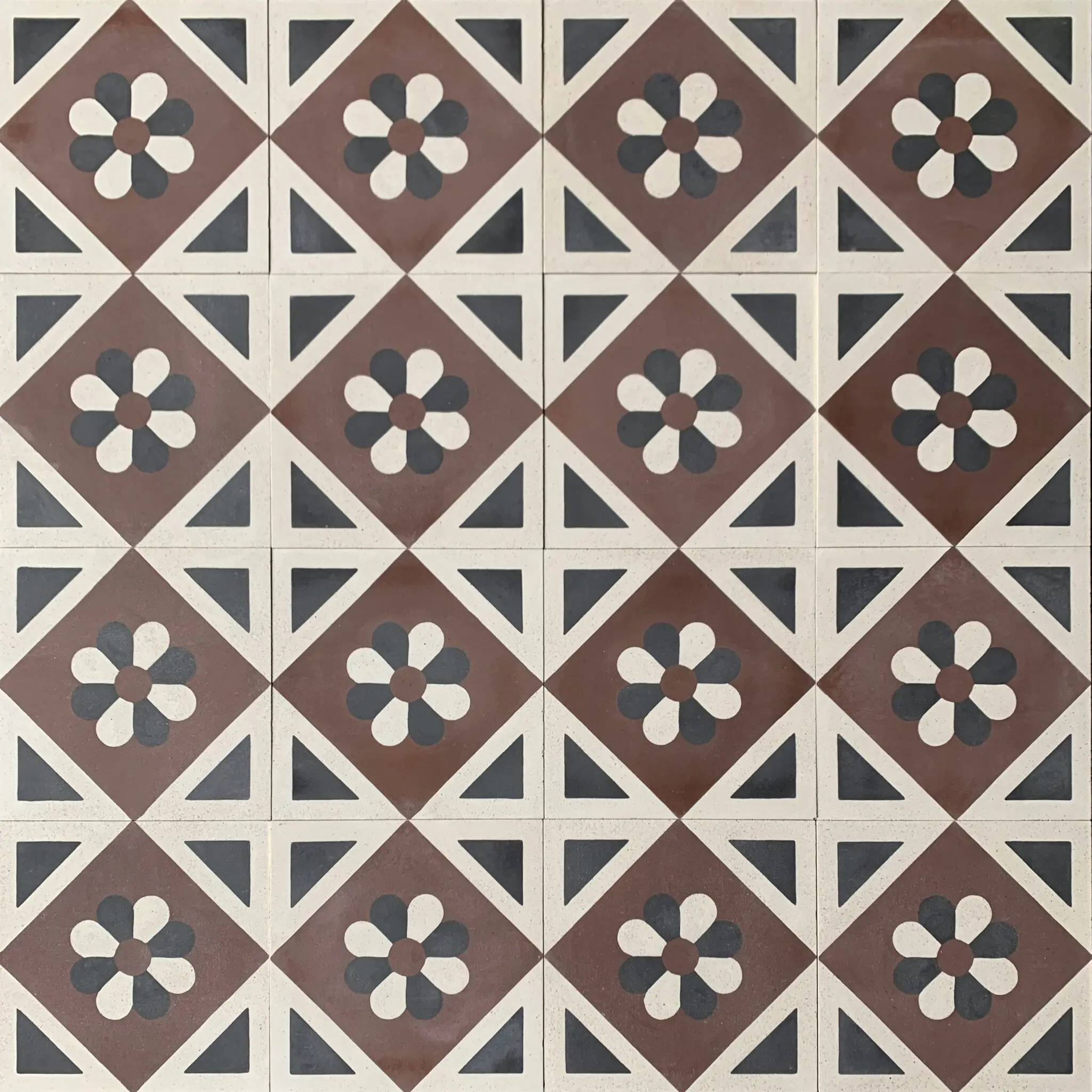 cementgolv i geometriskt mönster med blommor i svart, vitt och rött
