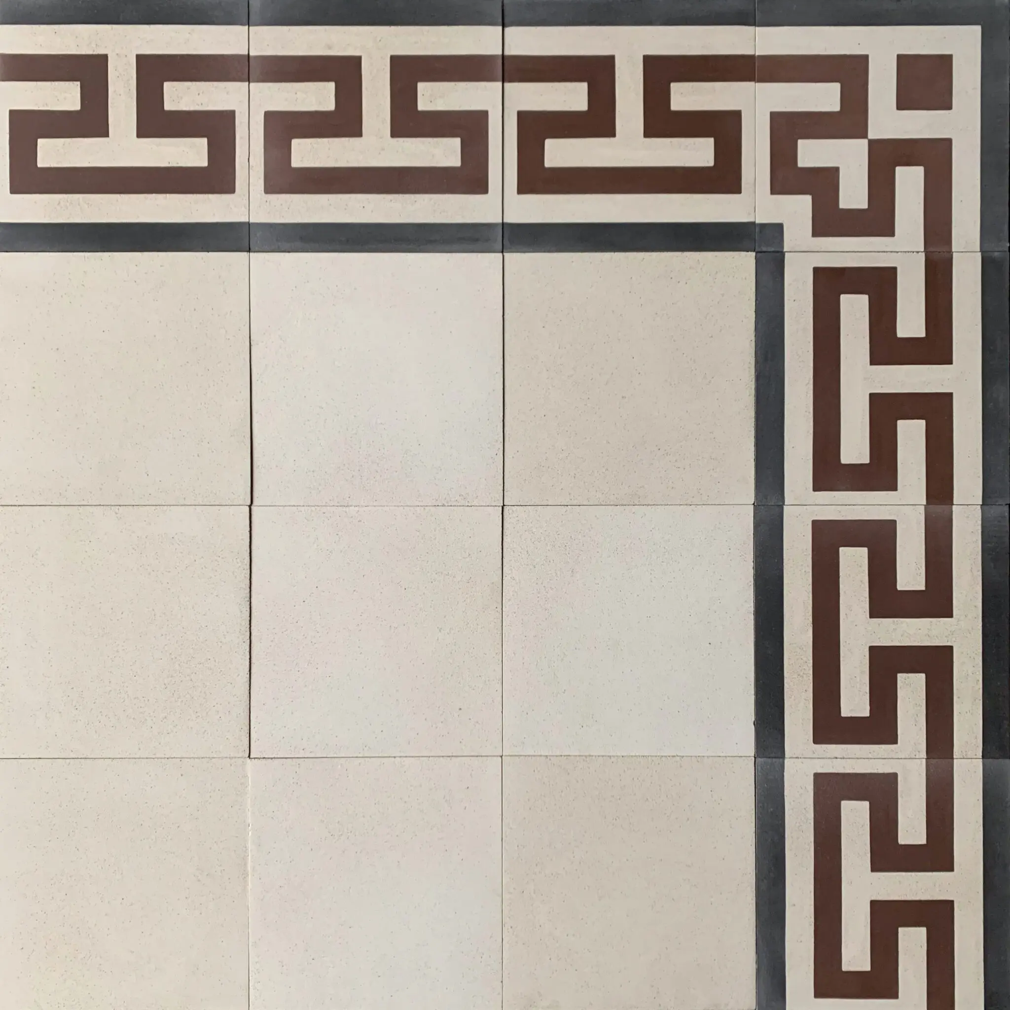 mönstrat cementgolv i kräm, rött och svart