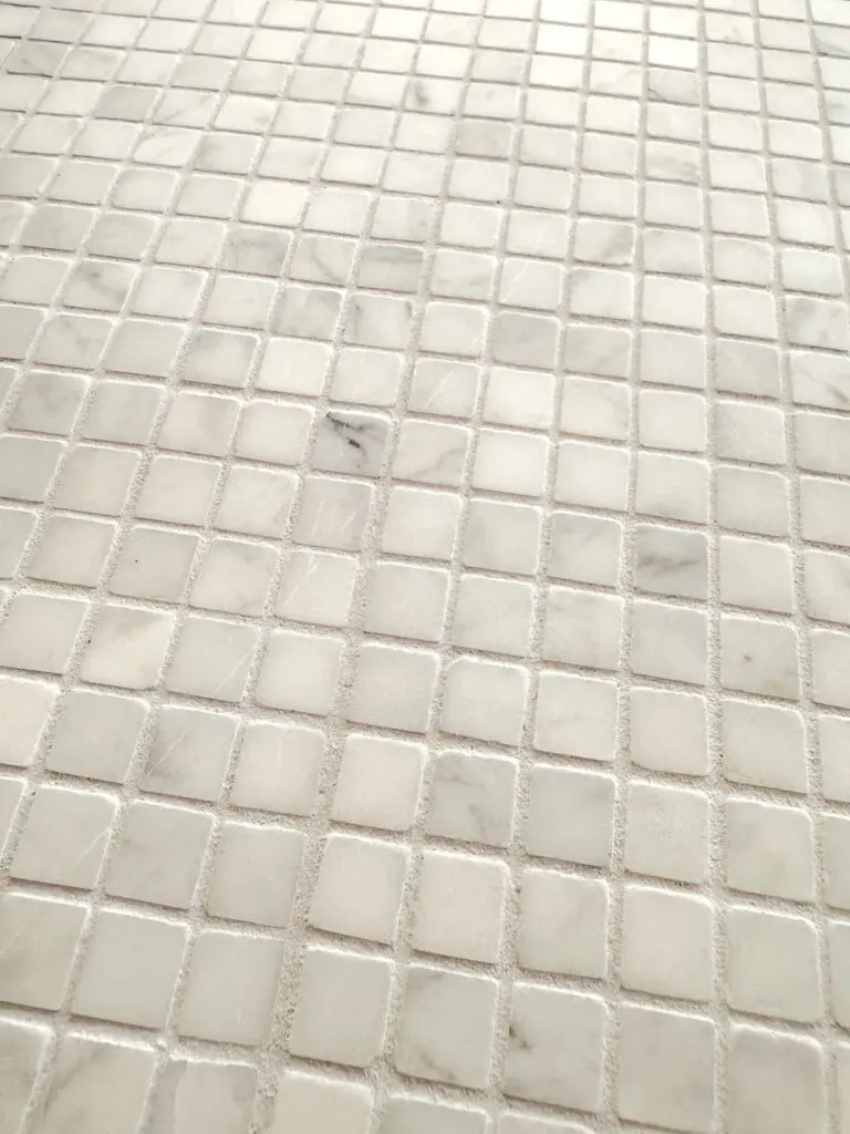 vit marmormosaik i carrara