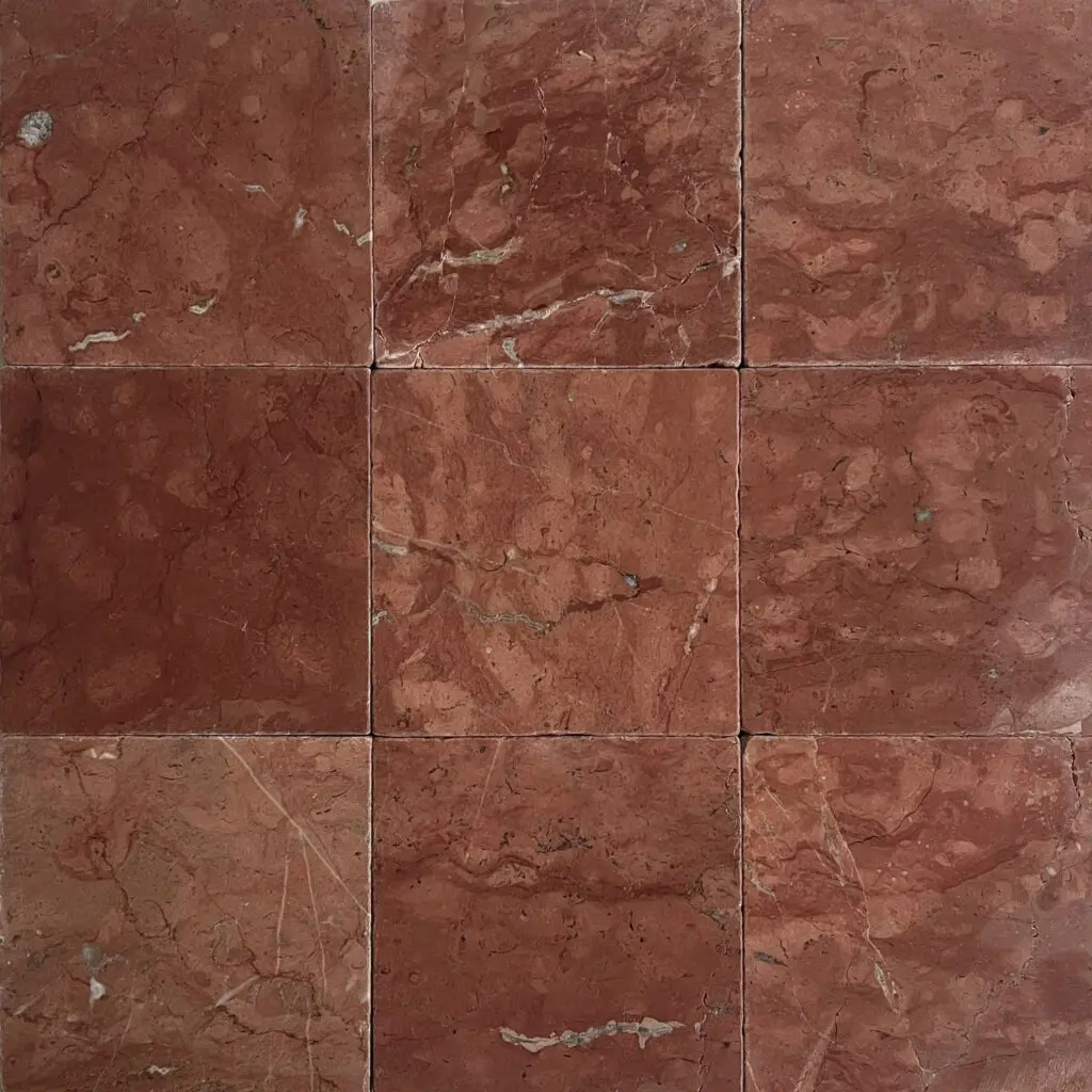 röd tumlad marmor på golv