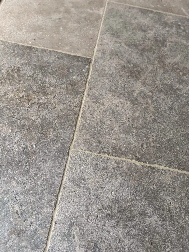 grått antikbehandlat kalkstensgolv