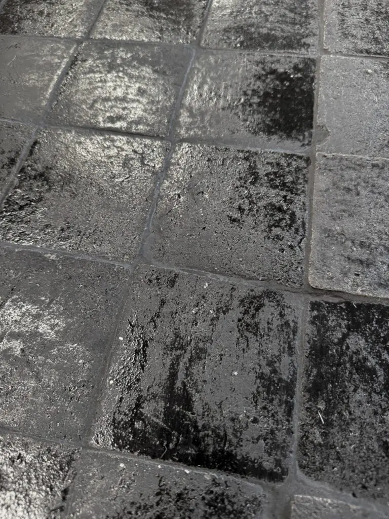 svart glaserat tegelgolv
