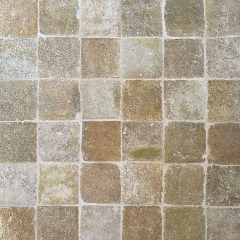 sandfärgat glaserat tegelgolv