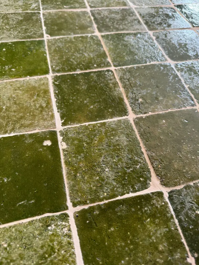 grönt glaserat tegelgolv
