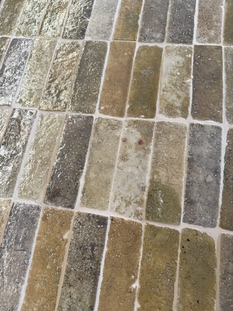 avlångt glaserat tegelgolv i beige, gul och lila