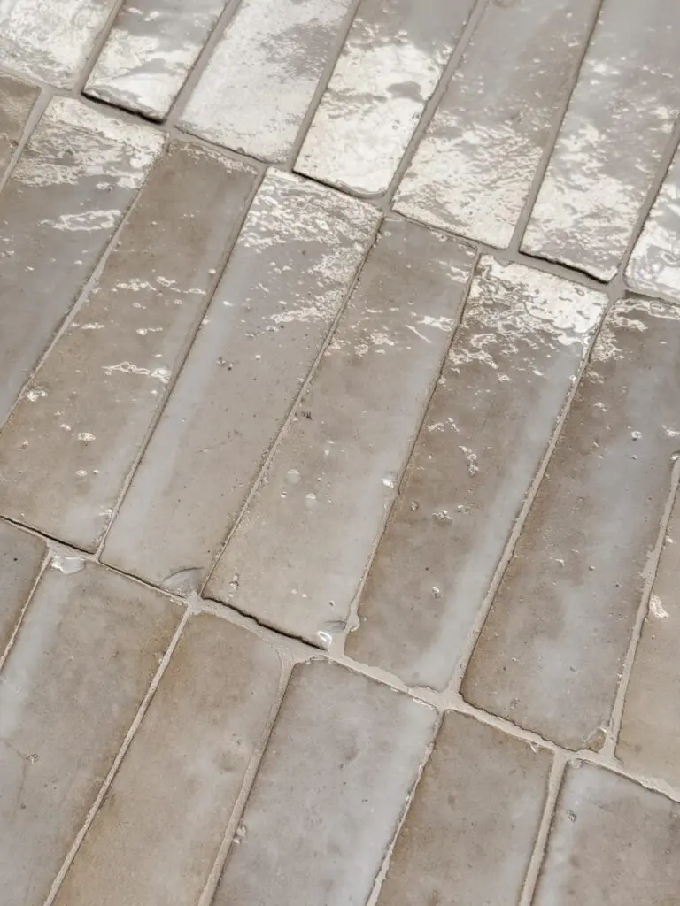 neutralt marockanskt zellige-kakel i trapez-form