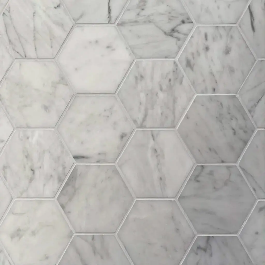 mosaik i carrara-marmor i hexagonmönster på vägg