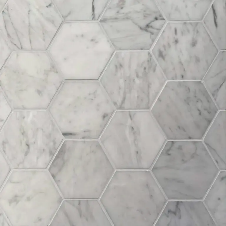 mosaik i carrara-marmor i hexagonmönster på vägg
