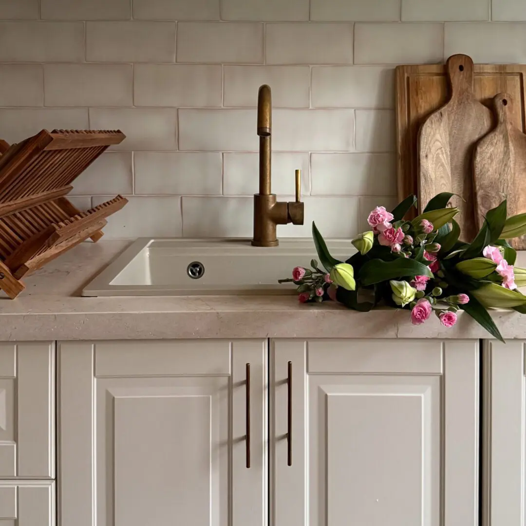 kakel-megmoell-kitchen-tile-artesenal-eggshell-stiltje-scaled.jpg