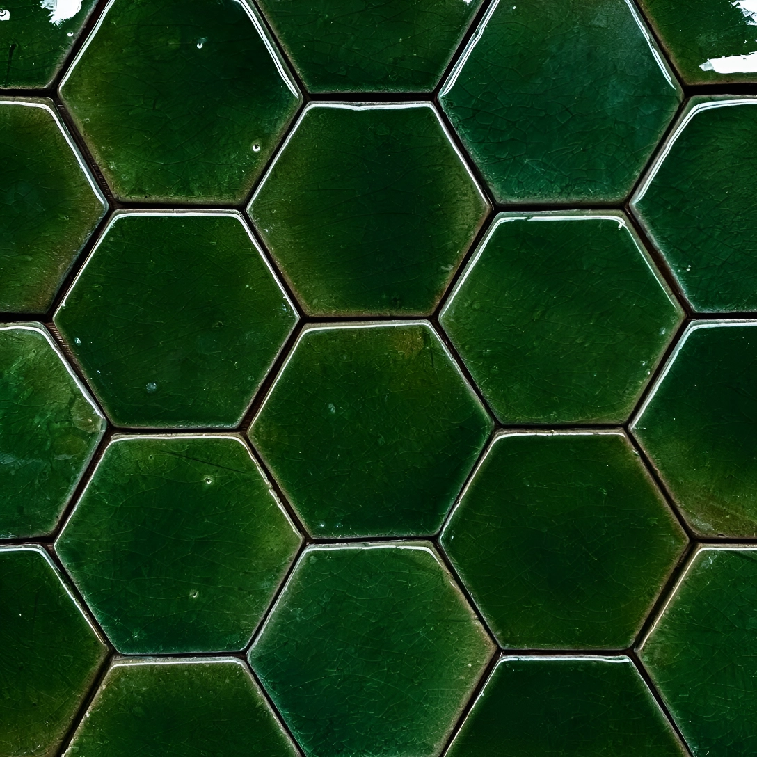 grönt rakubränt kakel i hexagoner