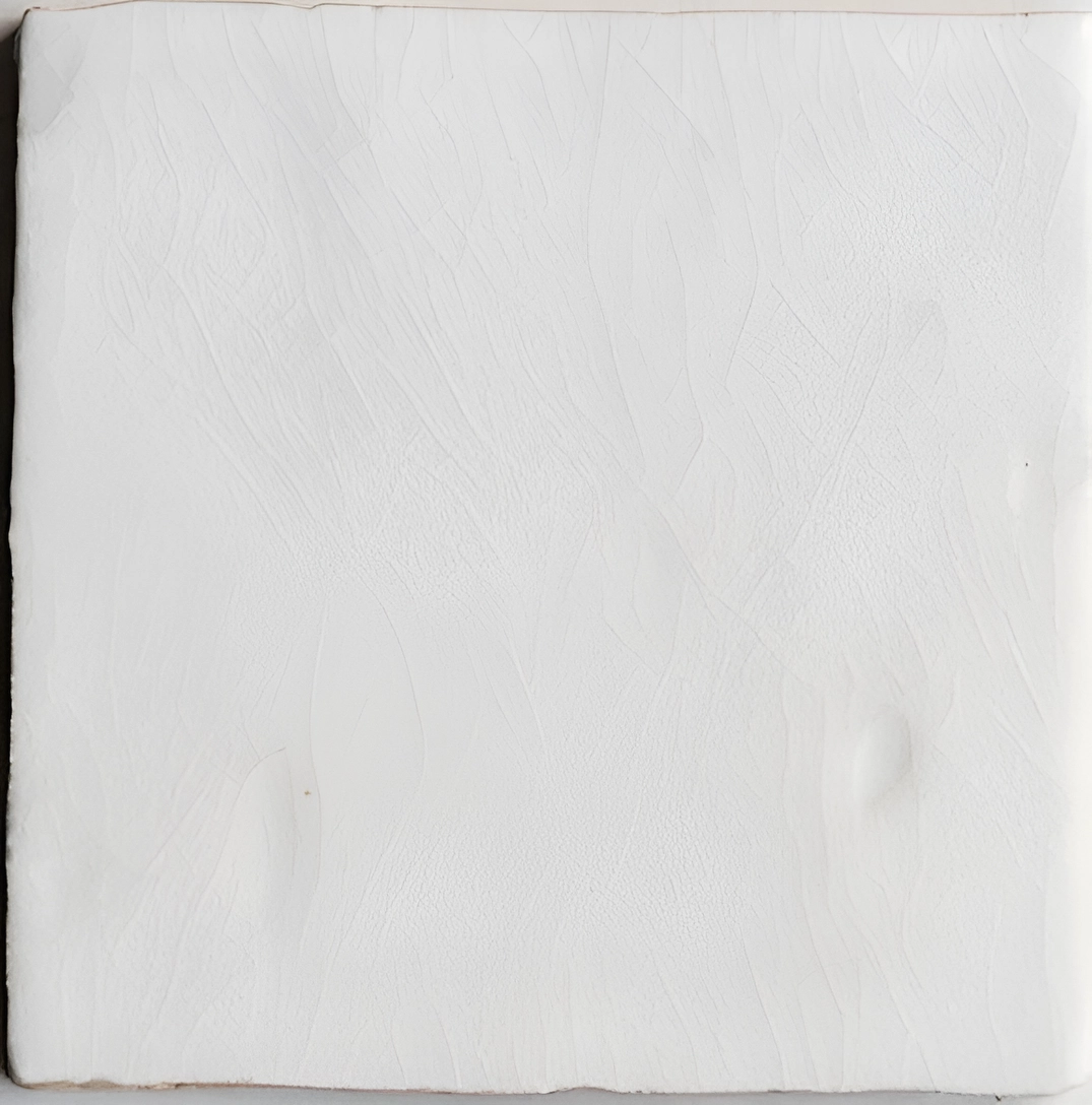 vit kakelplatta med krackeleringar