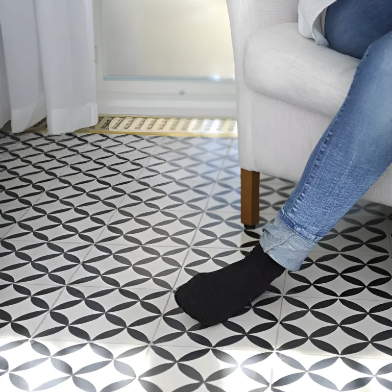 mönstrat cementgolv i svart och vitt