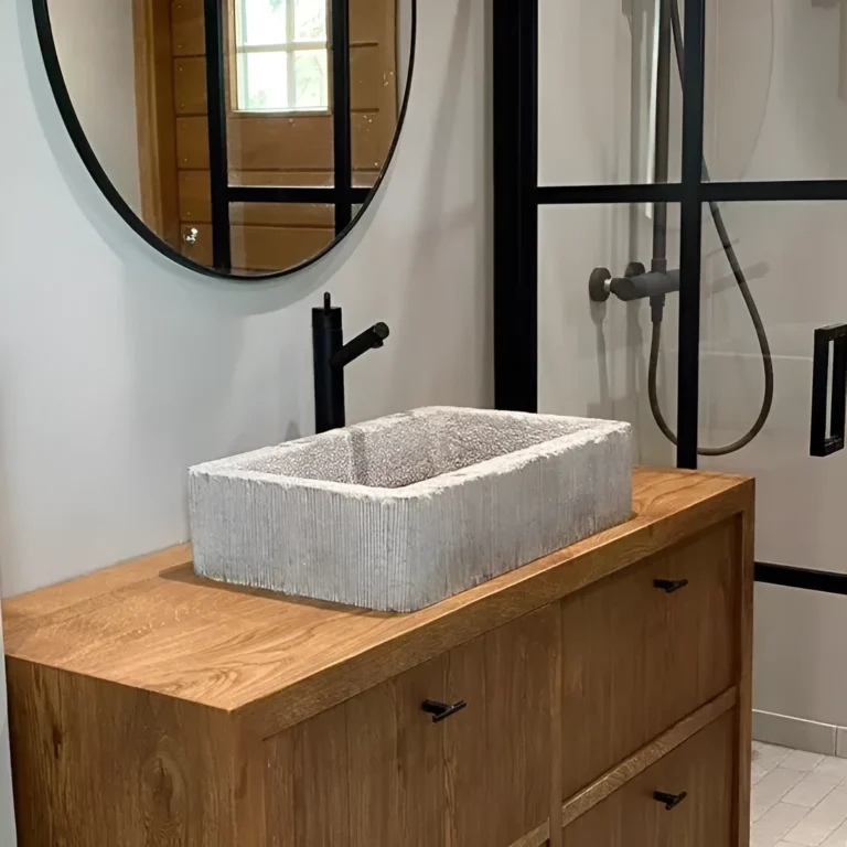 Handfat i grå kalksten i ett badrum