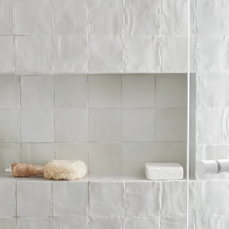 vitt handgjort kakel i dusch