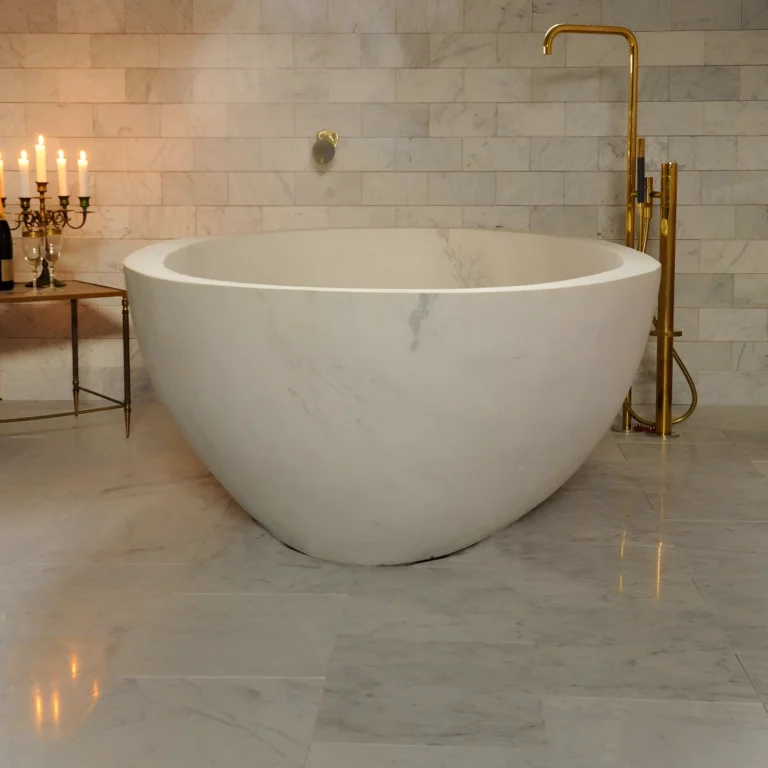 badrum med carrara marmor på vägg och golv