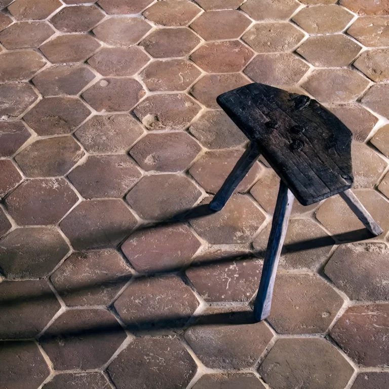 rött återvunnet tegeli hexgon-mönster på golv