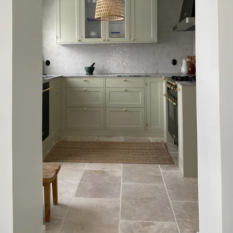 grönt kök med tumlad kalksten