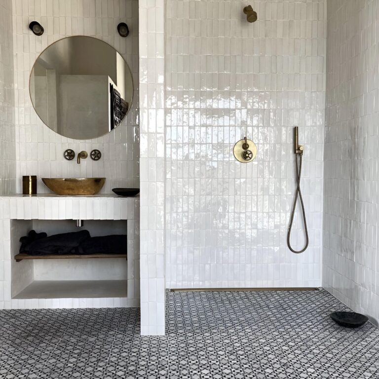 Zellige badrum med design stiltje. Rustikt kakel