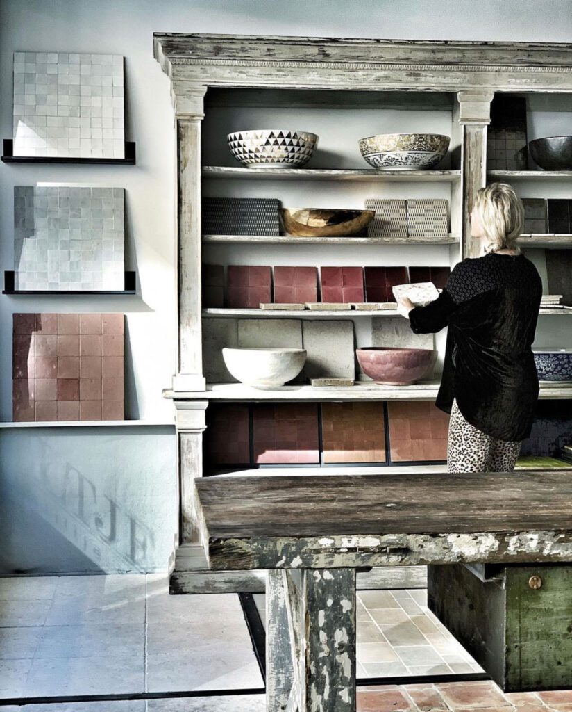 marmor i plattor och mosaiker. kalkstens golv med speciella ytor. Tegel från återvunna plattor. handgjorda kakel. stiltje när ni söker det extra för er renovering. kök, badrum,hall. vacker design