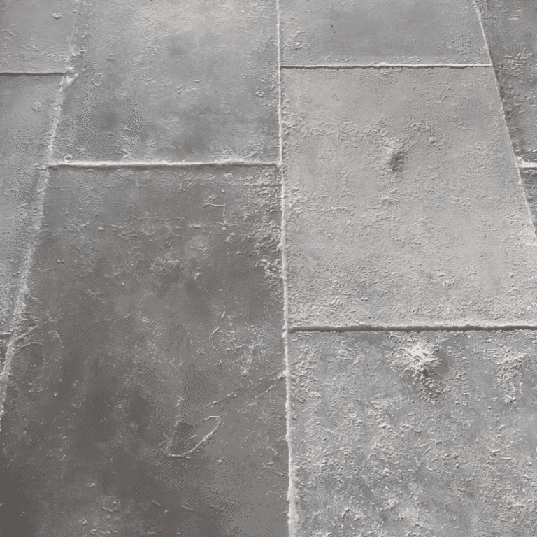 grått antikbehandlat kalkstensgolv