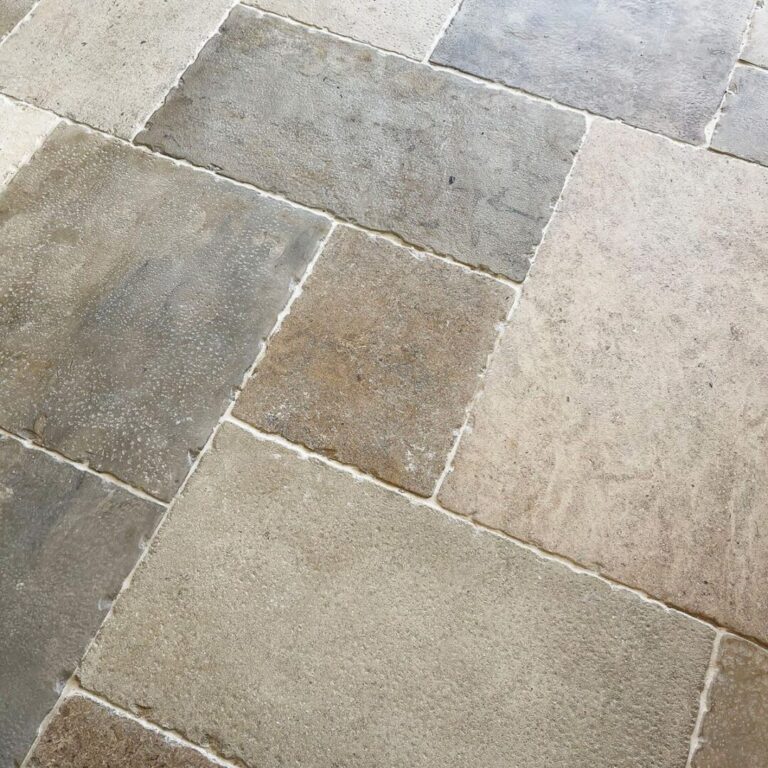 rustikt kalkstensgolv i beige och grått i olika storlekar