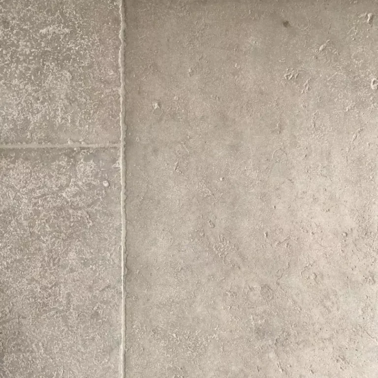 grå strukturerad kalksten på golv