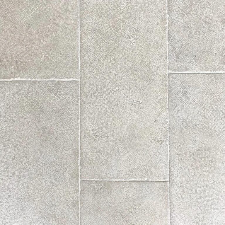 ljusgrått rustikt kalstensgolv med struktur