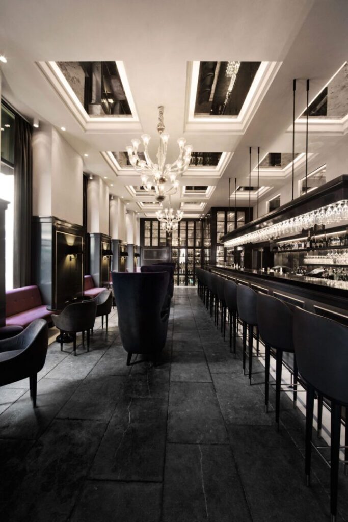 bar med mörkt rustikt kalkstensgolv