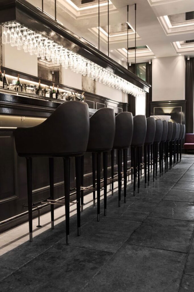 bar med mörkt rustikt kalkstensgolv