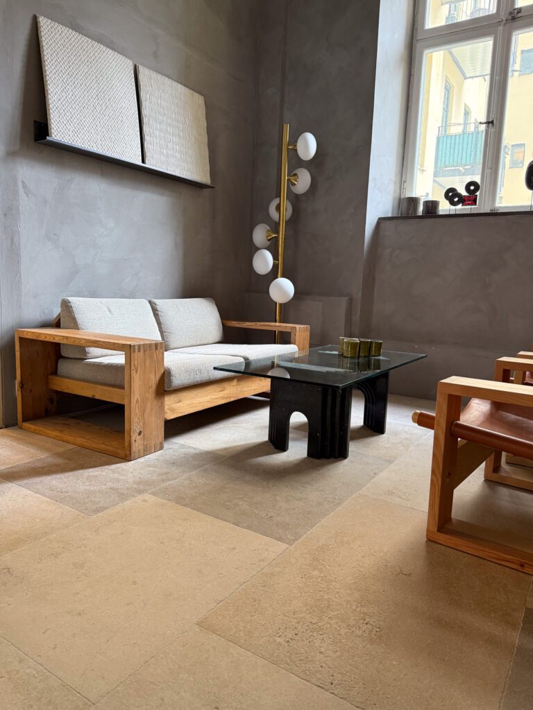 Vardagsrum med beige och grått antikbehandlat kalkstensgolv