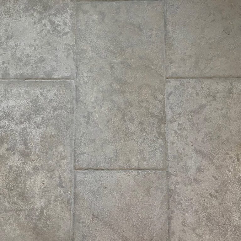 grått rustikt kalstensgolv med struktur