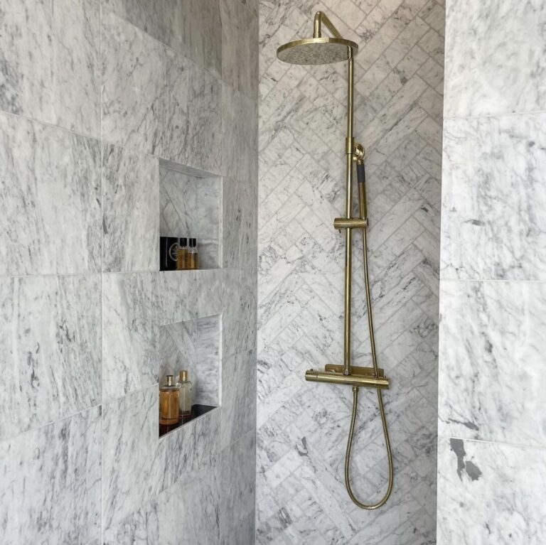 badrum med carrara-marmor på väggarna