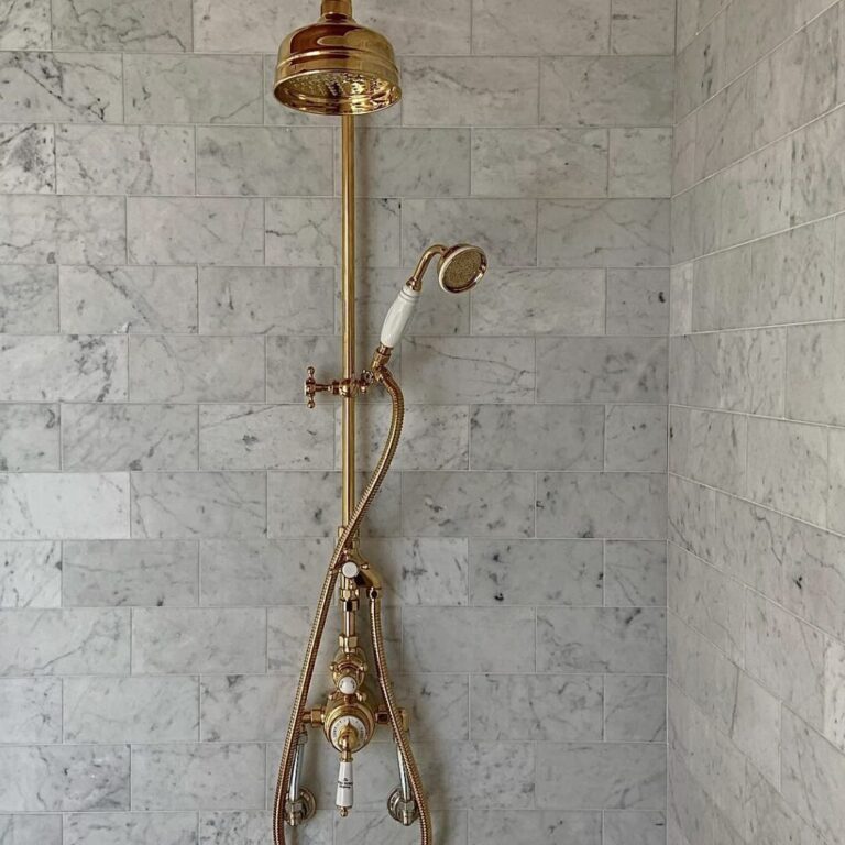 dusch med carrara marmor på väggen