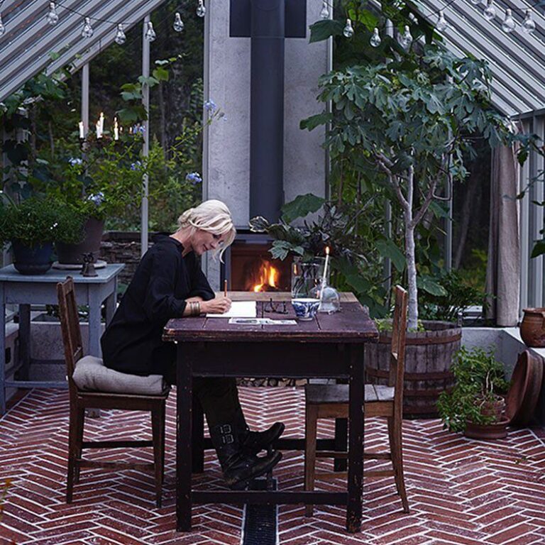 orangerie med rött tegelgolv i fiskbensmönster