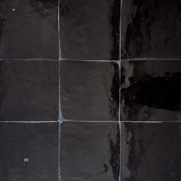 närbild av svart glansigt zellige kakel i 10x10