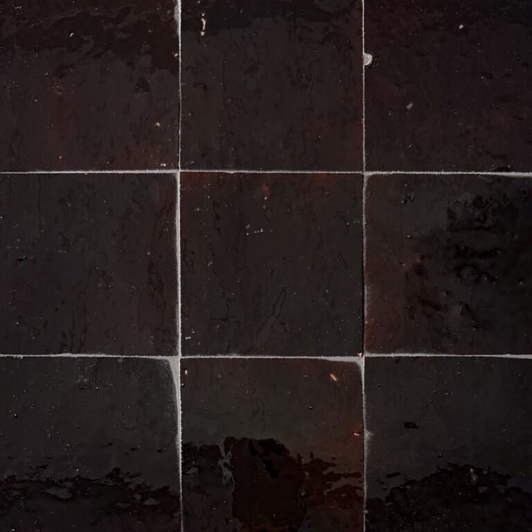 närbild av väldigt mörkbrunt glansigt zellige kakel i 10x10
