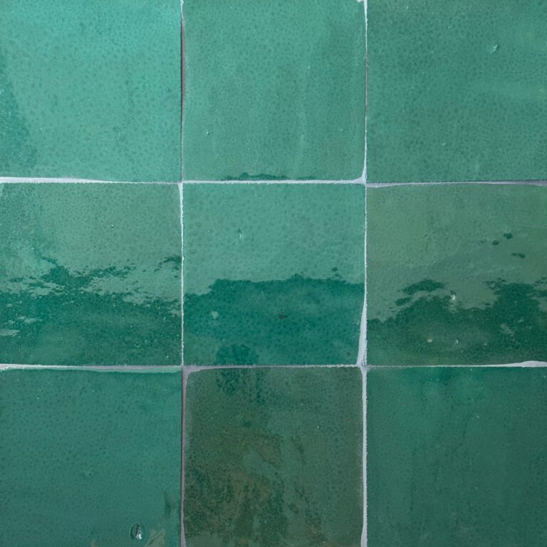 närbild av mörkt mintgrönt zellige kakel i 10x10