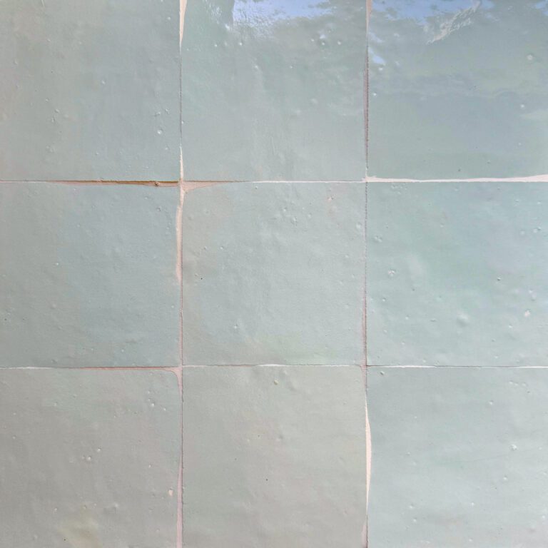 närbild av ljust turkost glansigt zellige kakel i 10x10