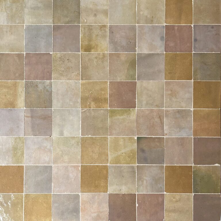 zellige kakel med mycket skiftningar i brunt, grått och beige