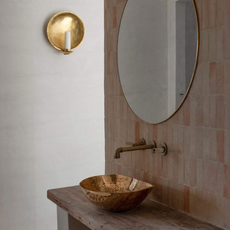 badrum med oglaserat marockanskt zellige kakel