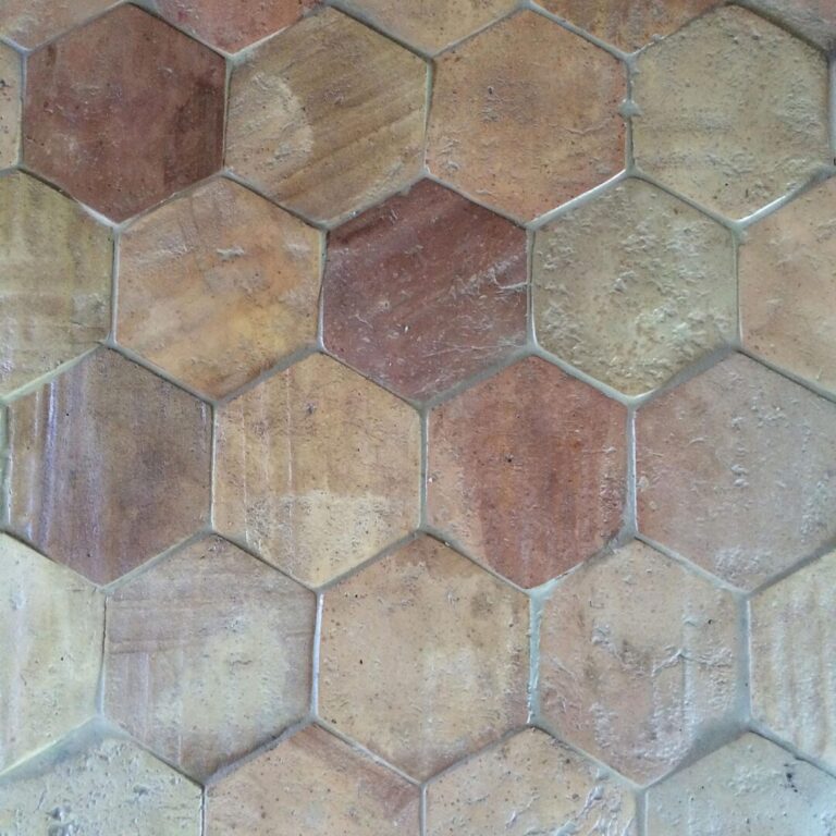 atervunnet-tegel-golv-rott-hexagon-stiltje