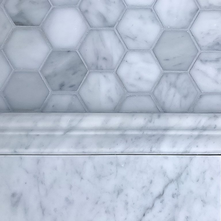 marmormosaik i carrara med bröstlist i marmor