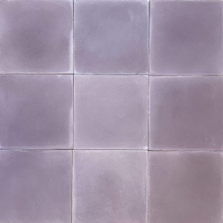 lila enfärgat cementgolv