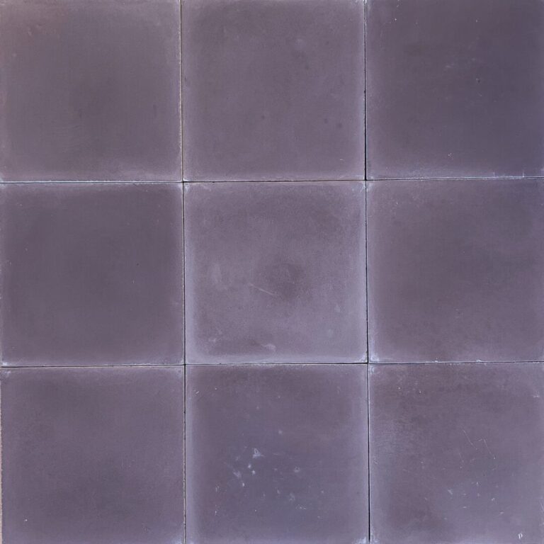 lila enfärgat cementgolv