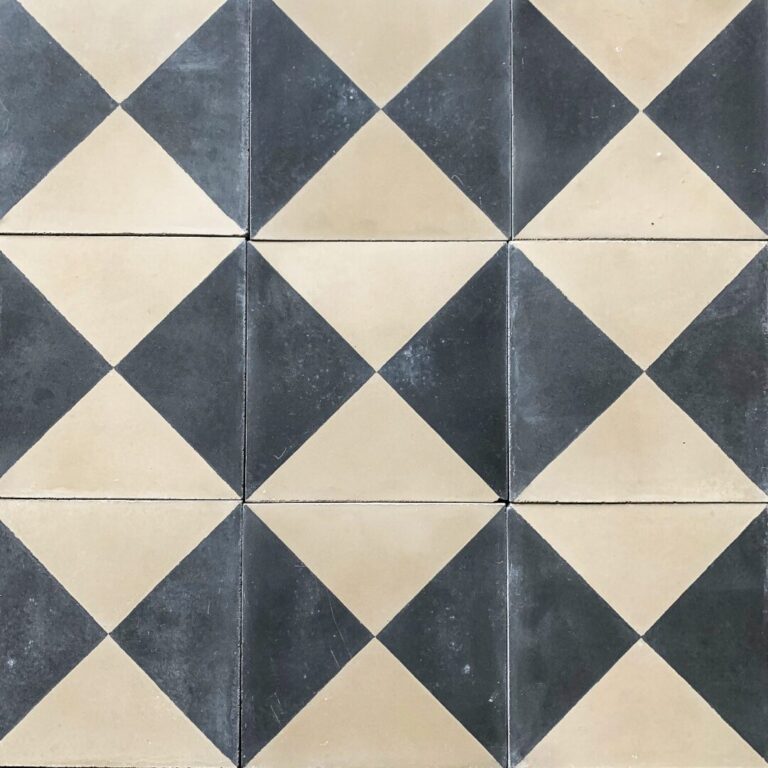 rutigt cementgolv i beige och svart