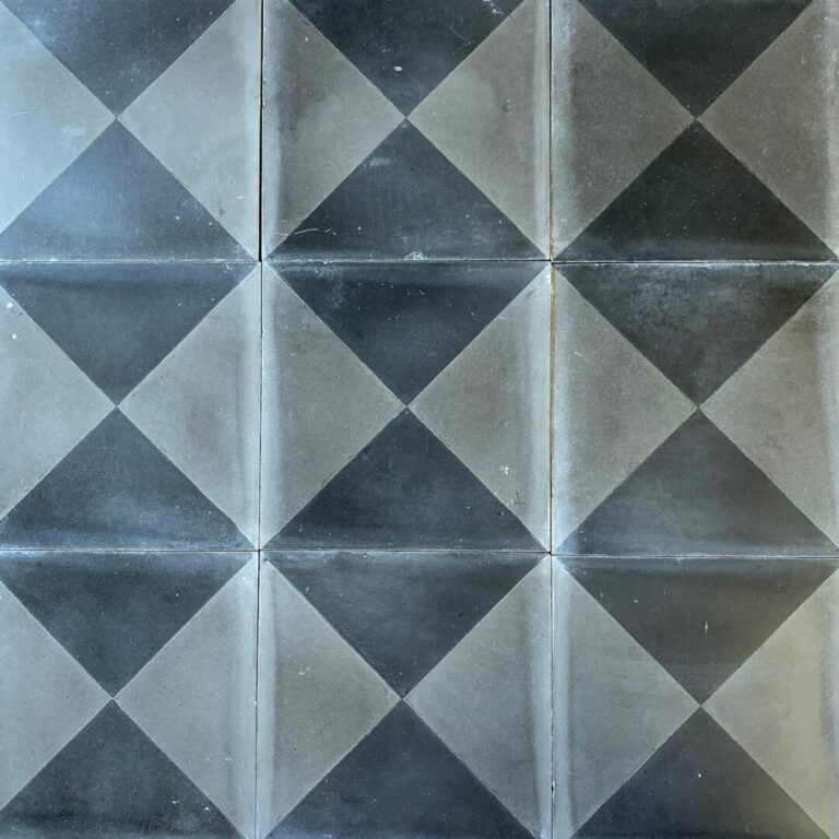 rutigt cementgolv i grått och svart